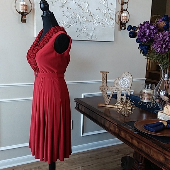 Adrianna Papell Ruffle Neckline belted Pleated Dress. Size 8 EUC - Picture 6 of 17
